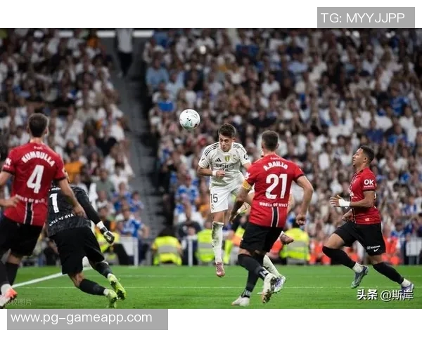 皇马3-0曼联绝杀瞬间引发争议判罚全场沸腾